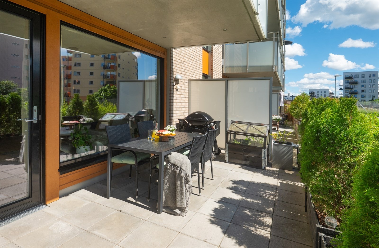 Fra stuen er det utgang til en hellelagt markterrasse på 14 m². Uteplassen er sørvestvendt. Galleribilde