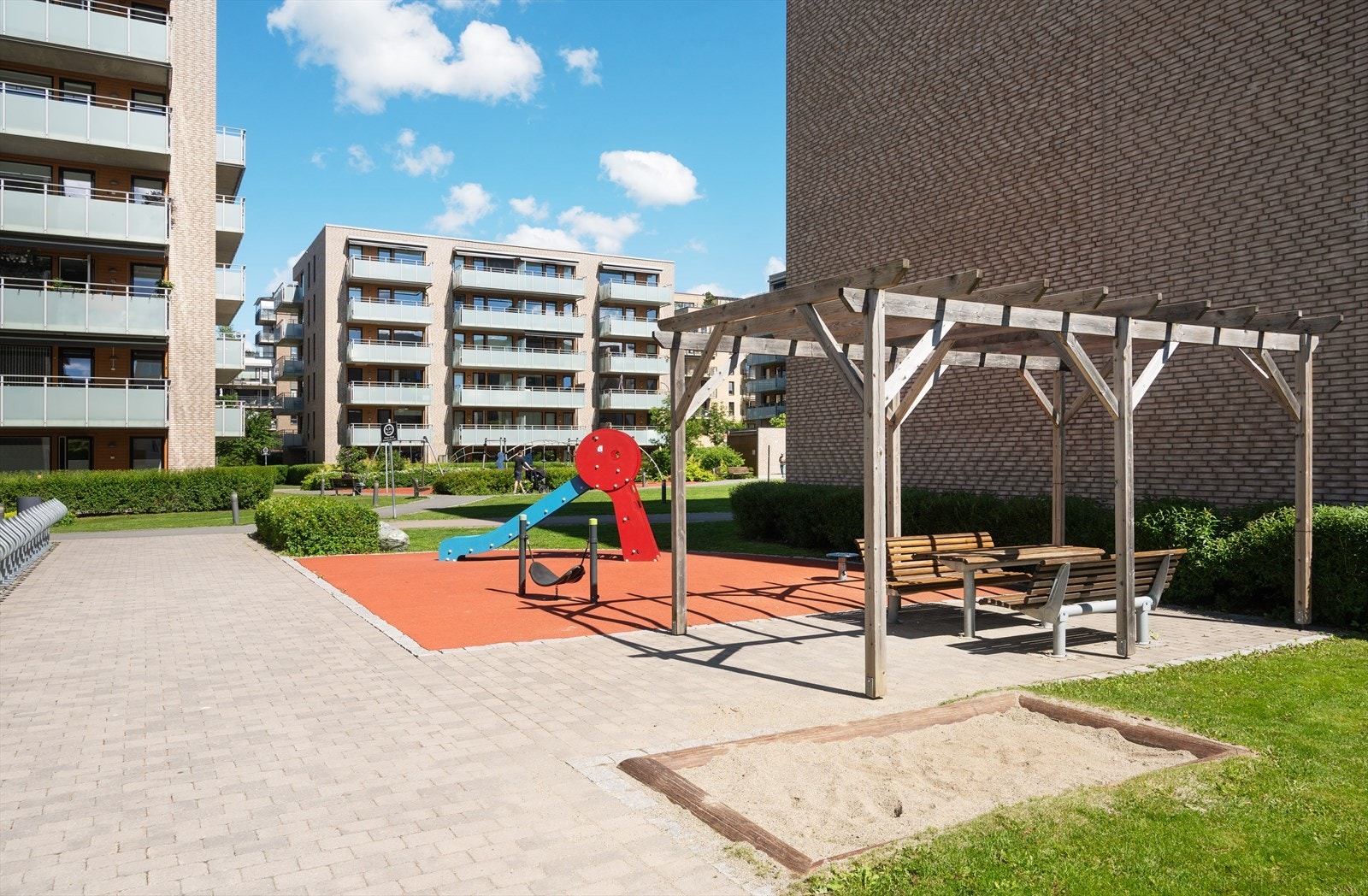 Fellesområdene er pent opparbeidet med sittegrupper, sandkasse og lekeapparater. Galleribilde