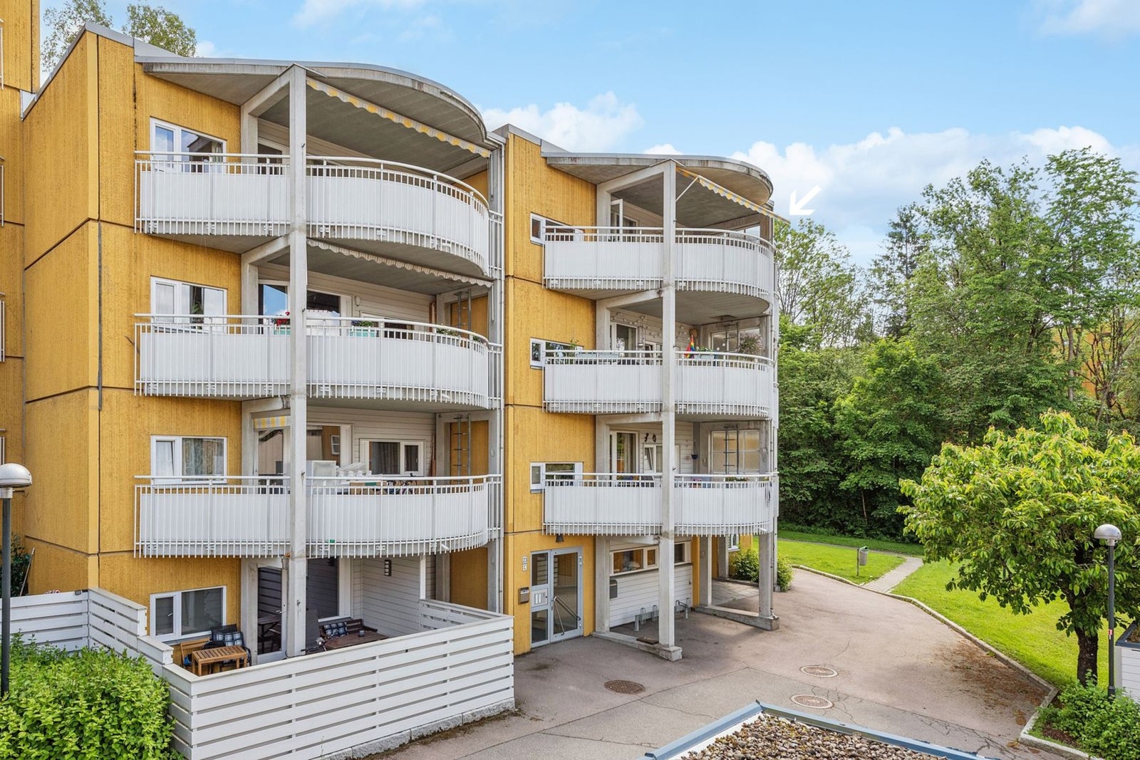 Leiligheten ligger i toppetasjen i 4. etasje, fredelig plassert innerst i borettslagets område. Det medfølger bod på 2,5 kvm samt skap i tidligere kjølerom i 1. etasje. Galleribilde