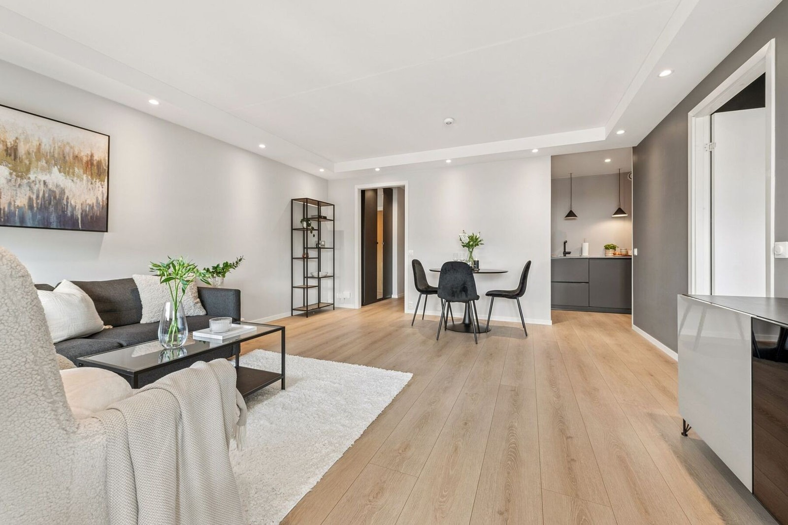 Leiligheten har et moderne og stilrent uttrykk, og store deler ble delikat oppusset i 2019 med enstavs laminat på gulv, malte flater og LED-downlights. Galleribilde