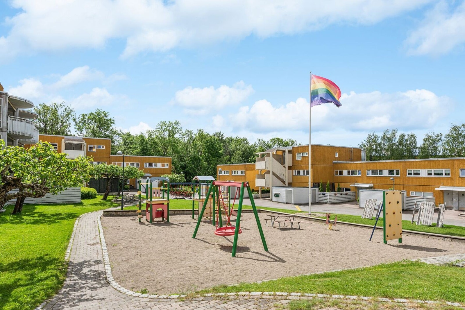 Borettslagets uteområder er utformet for å fremme fellesskap og trivsel, med blomstrende frukttrær om våren rett utenfor boligen samt et hyggelig tun i bebyggelsen med benker. Galleribilde