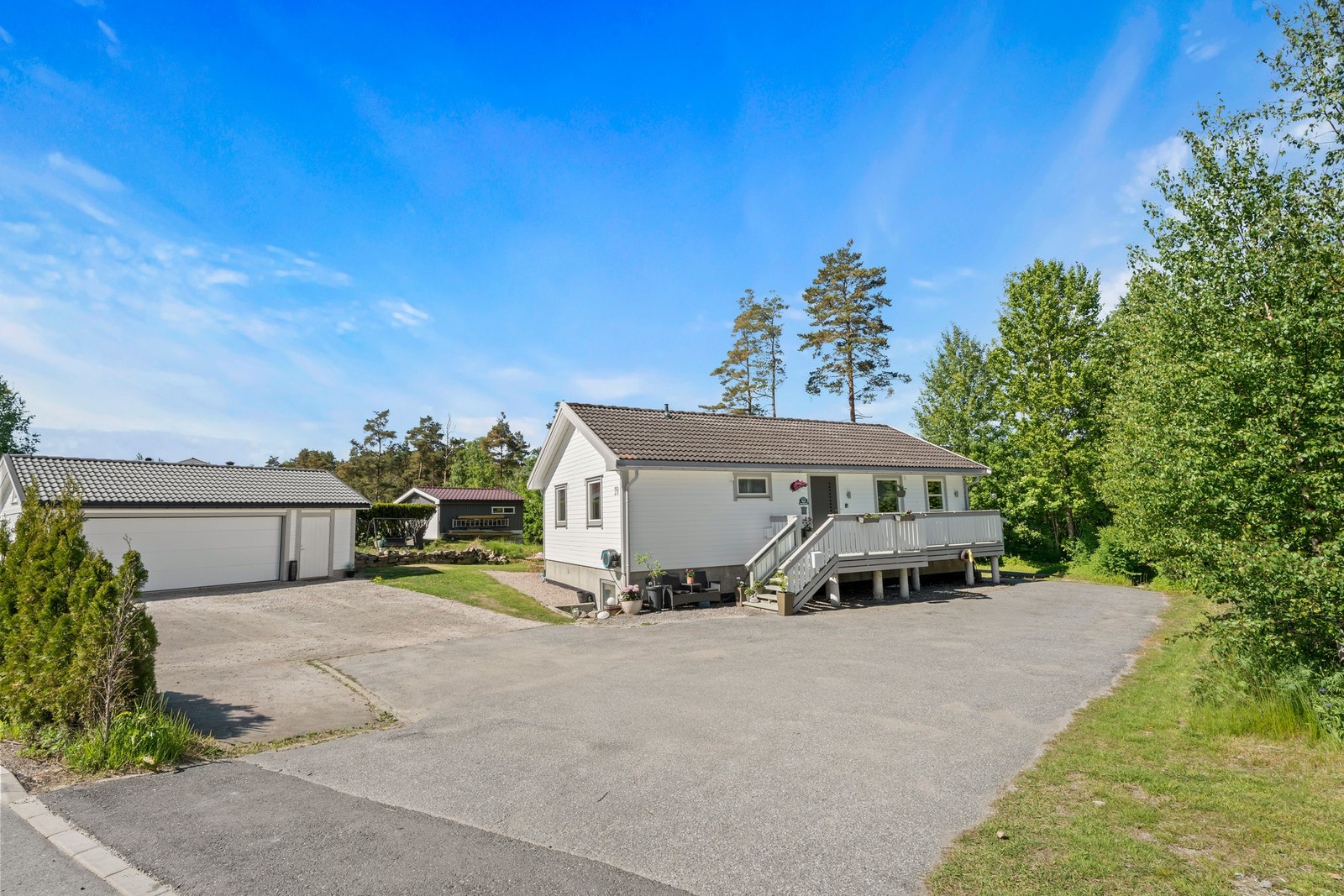 Pen enebolig med stort uteområde. Galleribilde