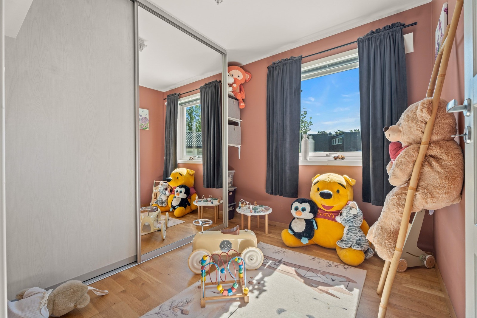 Perfekt til barnerom og masse skapplass. Galleribilde