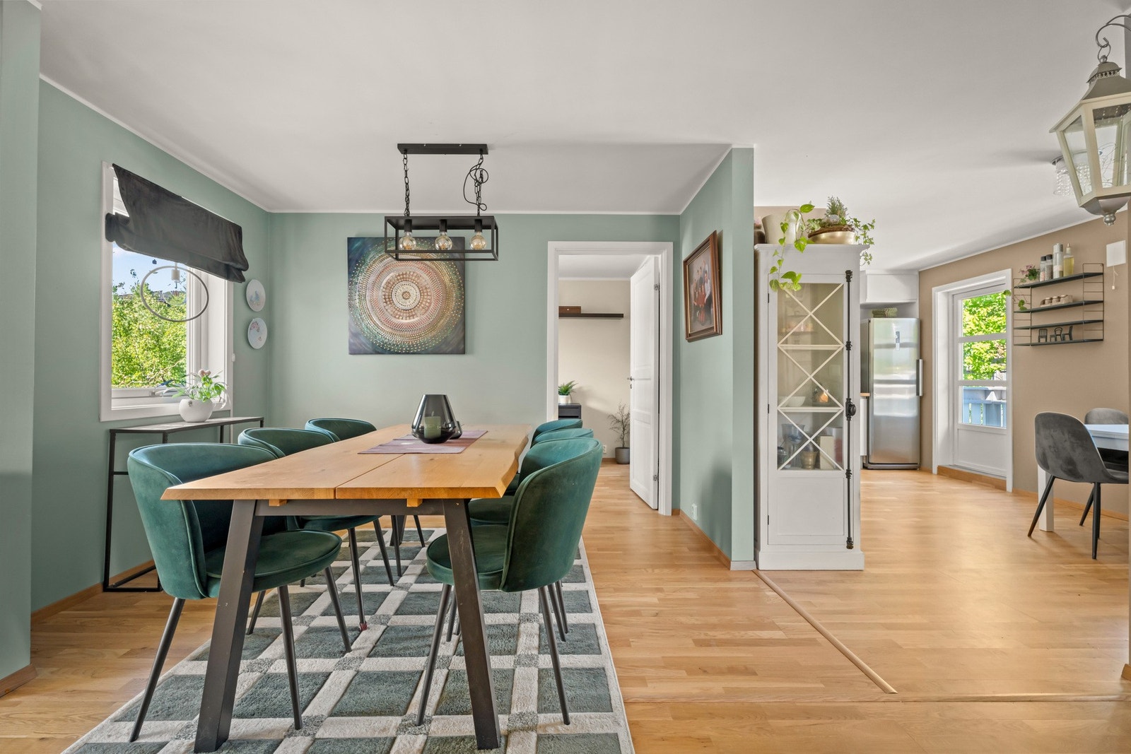 Det er plass til både spisebord og kjøkkenbord i to forskjellig soner. Galleribilde