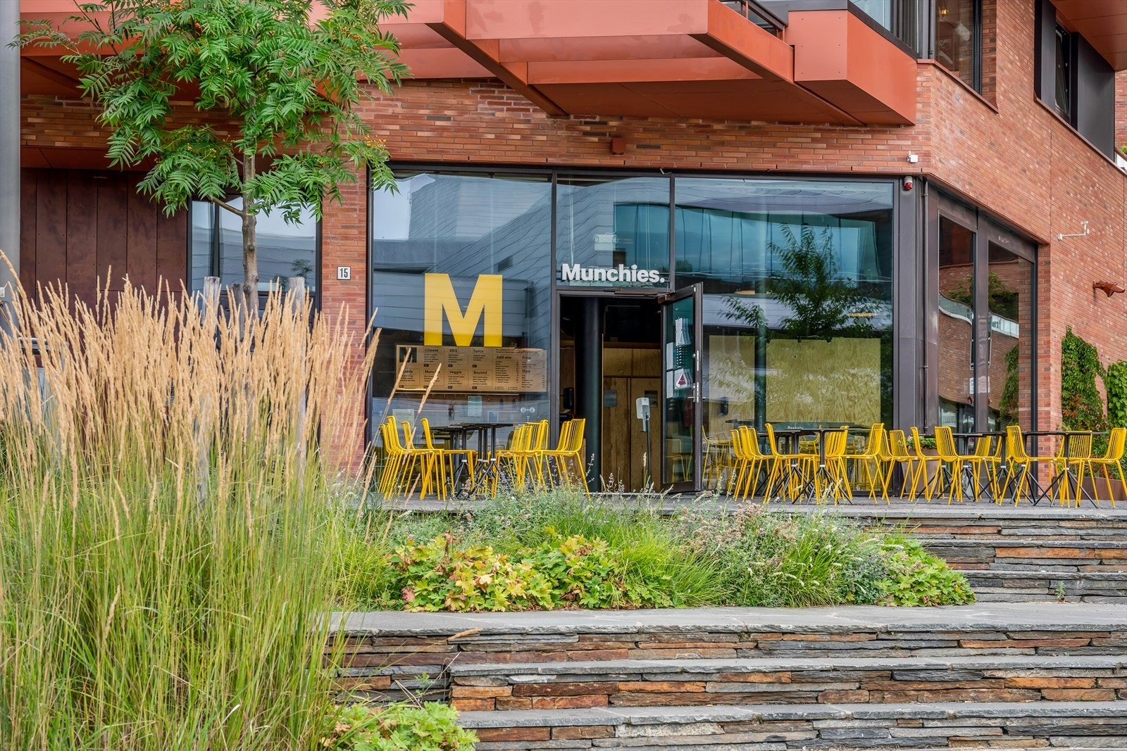 Levende restaurantmiljø med populære Munchies i gangavstand Galleribilde
