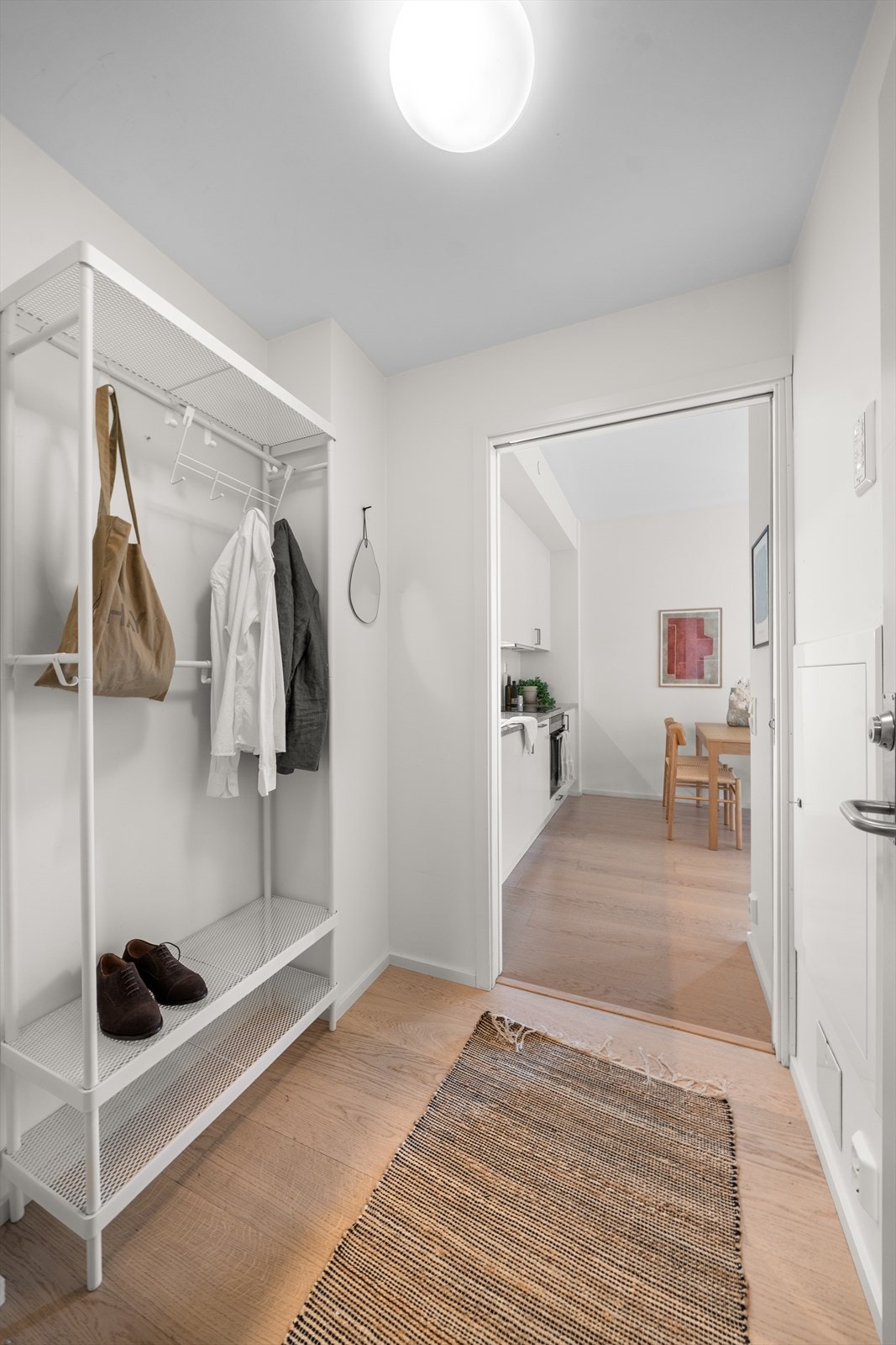 Entrè med god plass til å henge fra seg yttertøy og sette fra seg sko Galleribilde
