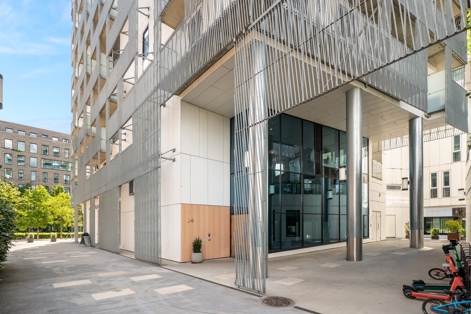 Leilighetsbygget er et moderne boligprosjekt fra 2015 med typisk urbant preg, heis, balkonger og felles takterrasser Galleribilde