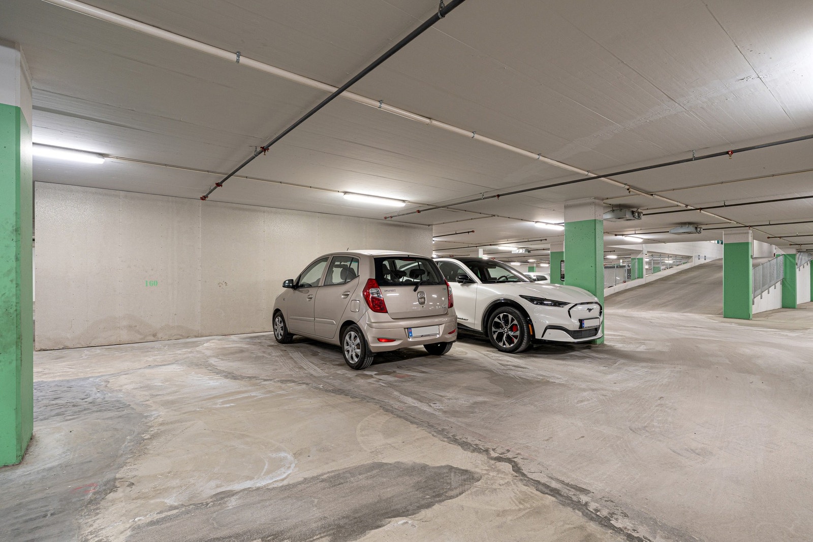 Leiligheten disponerer en egen parkeringsplass i felles oppvarmet P-kjeller. Mulighet for montering av ladepunkt for elbil. Galleribilde