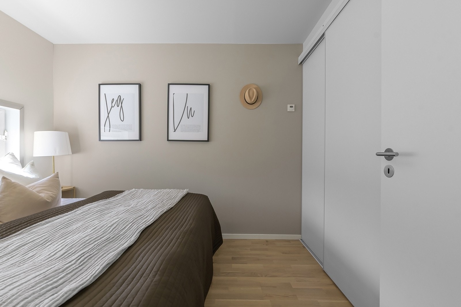 Lagringsplass i skyvedørsgarderobe - Ytterligere lagringsplass i disponibel kjellerbod på ca. 5 m². Galleribilde