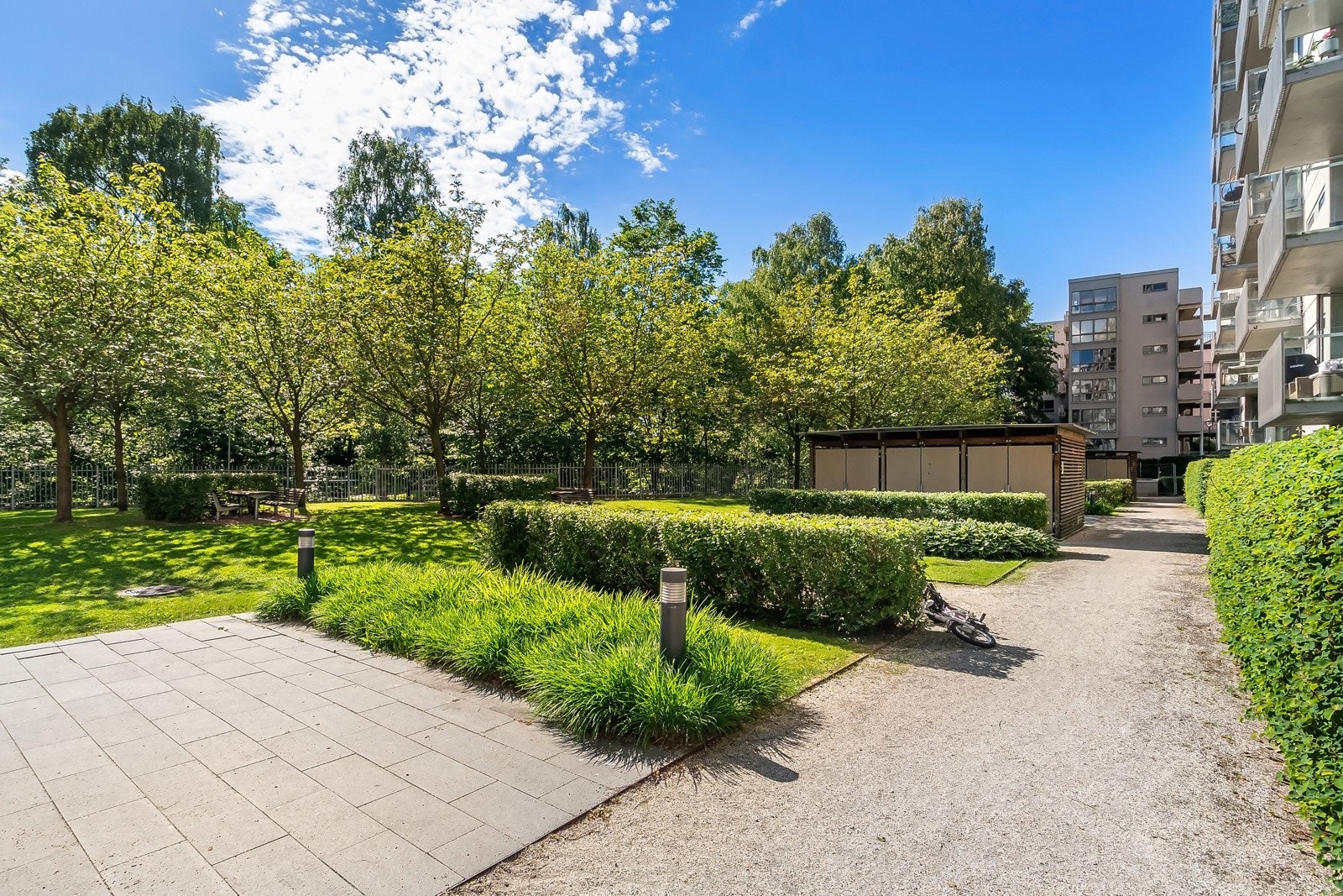 Parkmessige og pent opparbeidet fellesområde. Galleribilde