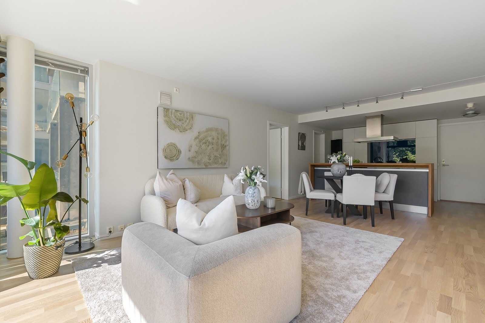Moderne 3-roms med tekniske kvaliteter som balansert ventilasjon og vannbåren varme i samtlige gulv. Galleribilde
