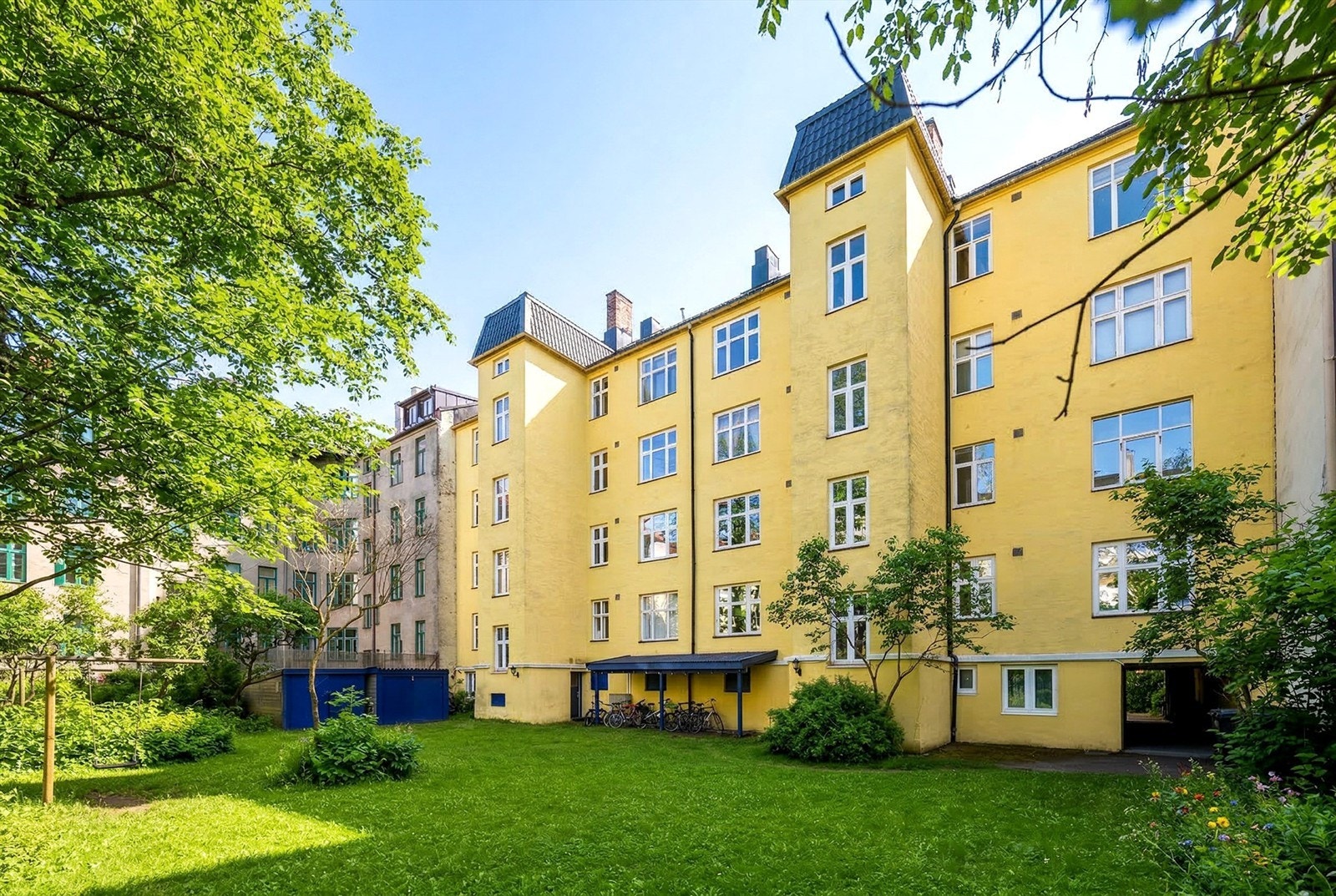 Sameiet har en stor og skjermet bakgård, perfekt for rekreasjon og sosiale sammenkomster. Galleribilde