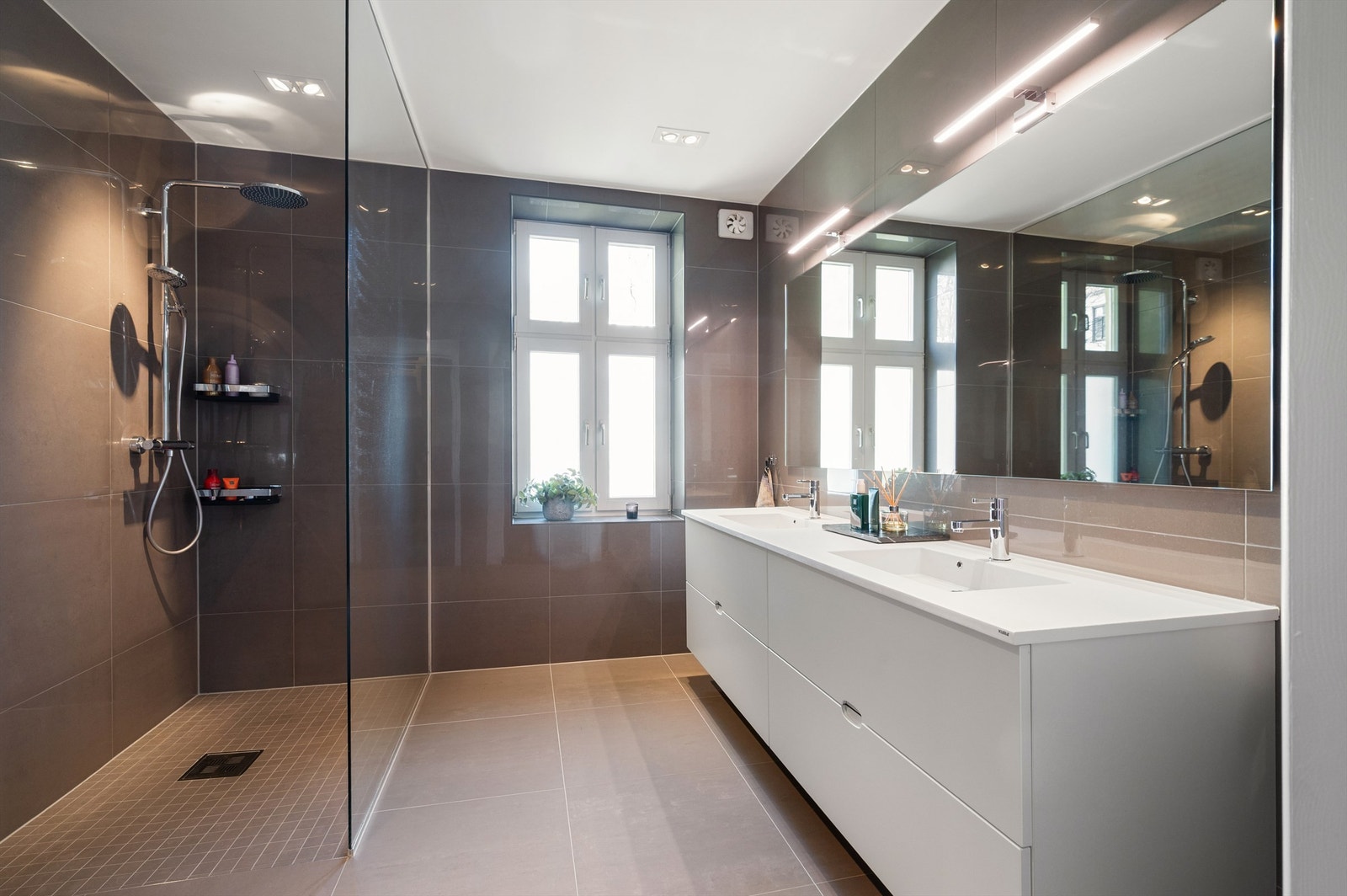 Lekkert bad, totalrenovert i 2021. Her er det elektrisk gulvvarme og downlights i taket. Galleribilde