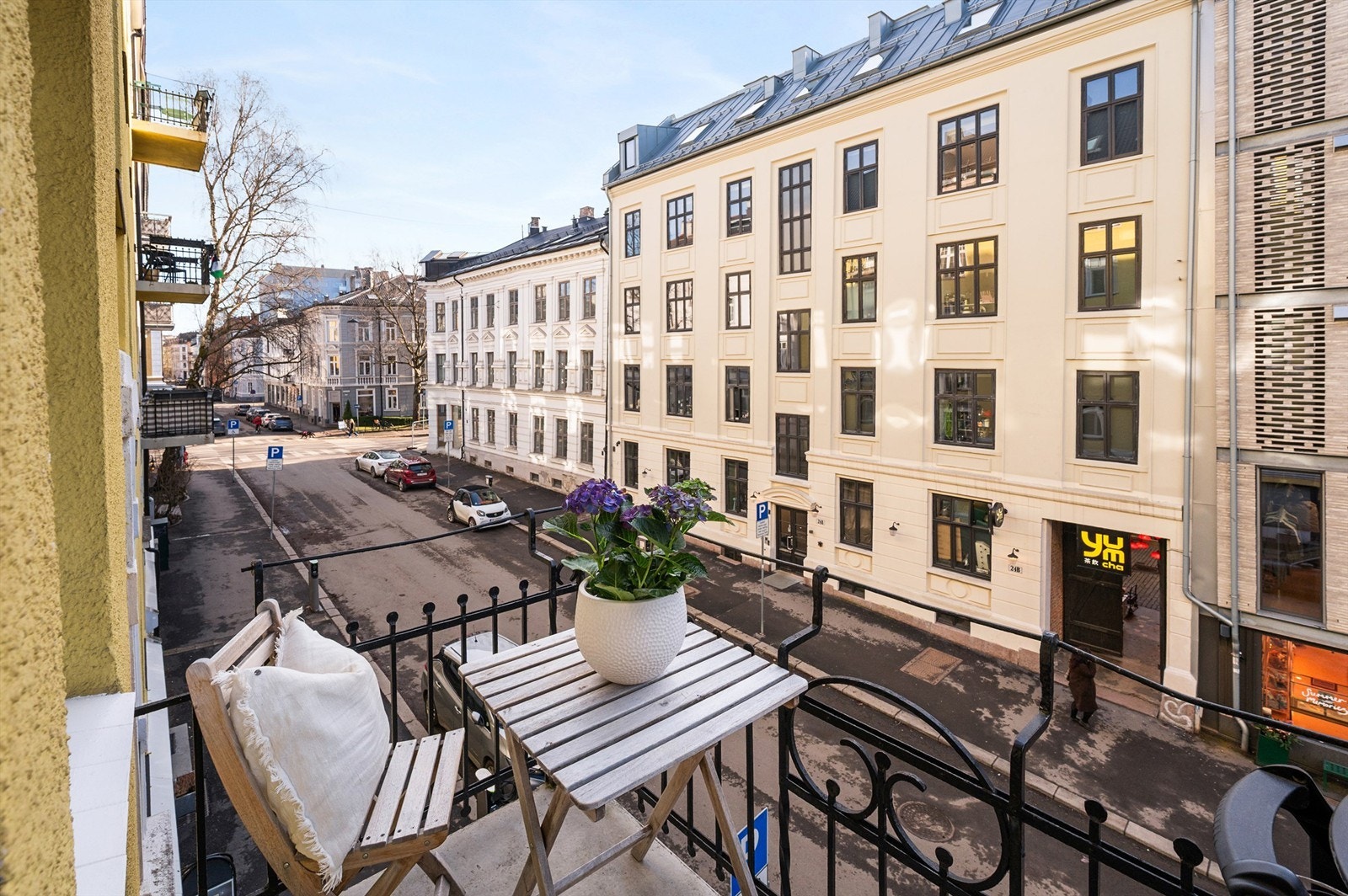 Leiligheten har en ettertraktet beliggenhet i en rolig gate, med pulsen fra Bogstadveien rett rundt hjørnet. Galleribilde