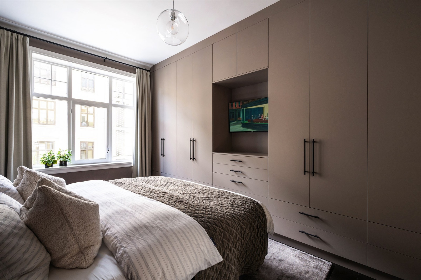 Rikelig med oppbevaringsplass i plassbygde garderobeskap fra 2021, levert av Oslo Kjøkkenstudio. Galleribilde