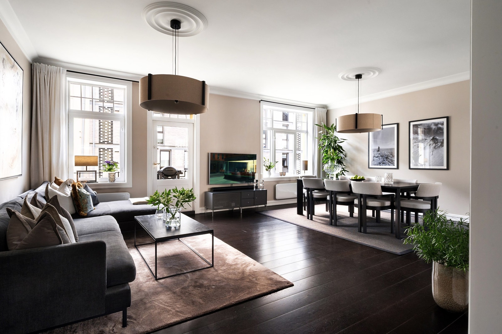 Dette er en en meget påkostet og moderne leilighet med store vinduer, peisovn og gjennomgående planløsning. Foto: Peter Futo Galleribilde