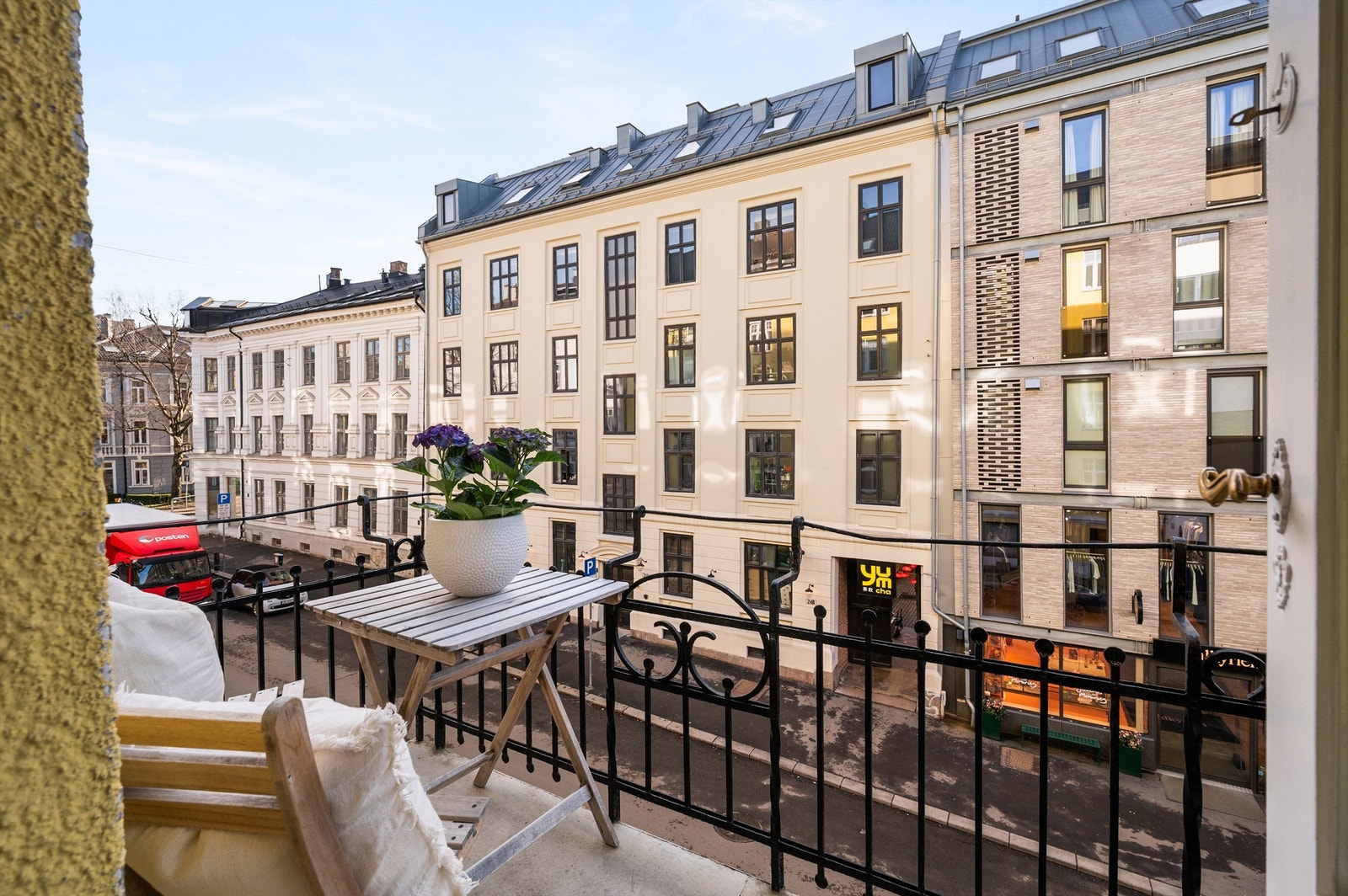 Den sørvestvendte balkongen på ca. 3 m² er en fin forlengelse av stuen og har gode solforhold. Galleribilde