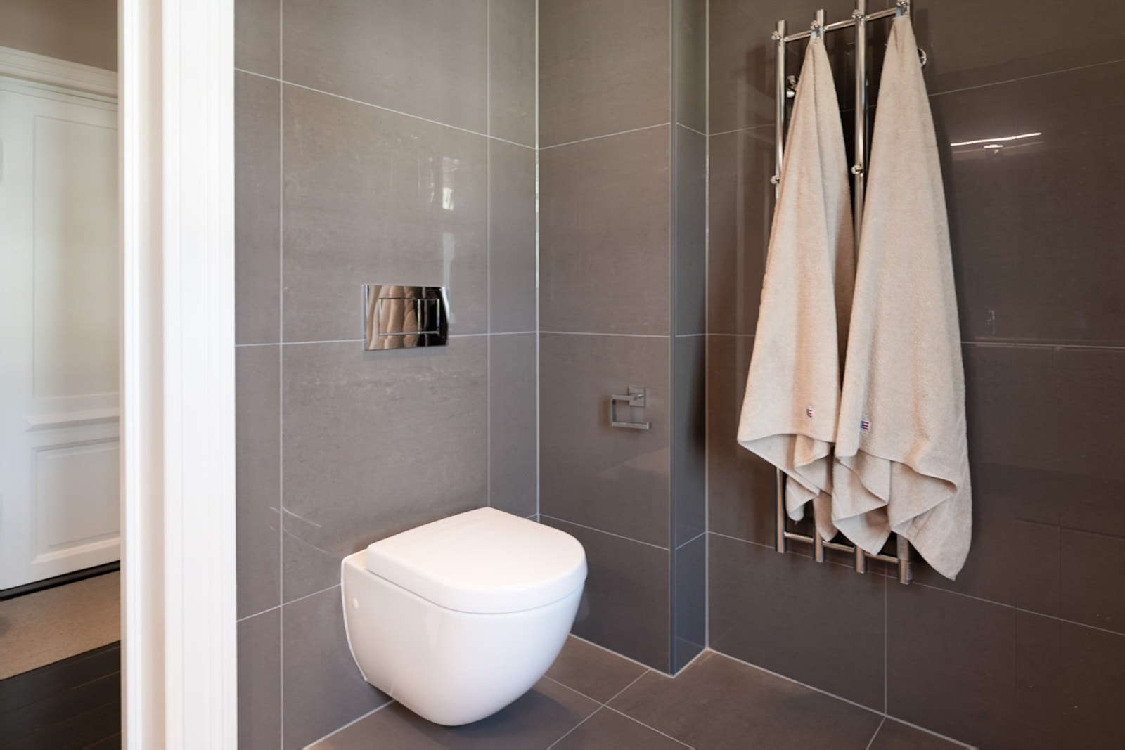 Badet er utstyrt med et moderne, vegghengt toalett som forenkler renholdet. Galleribilde