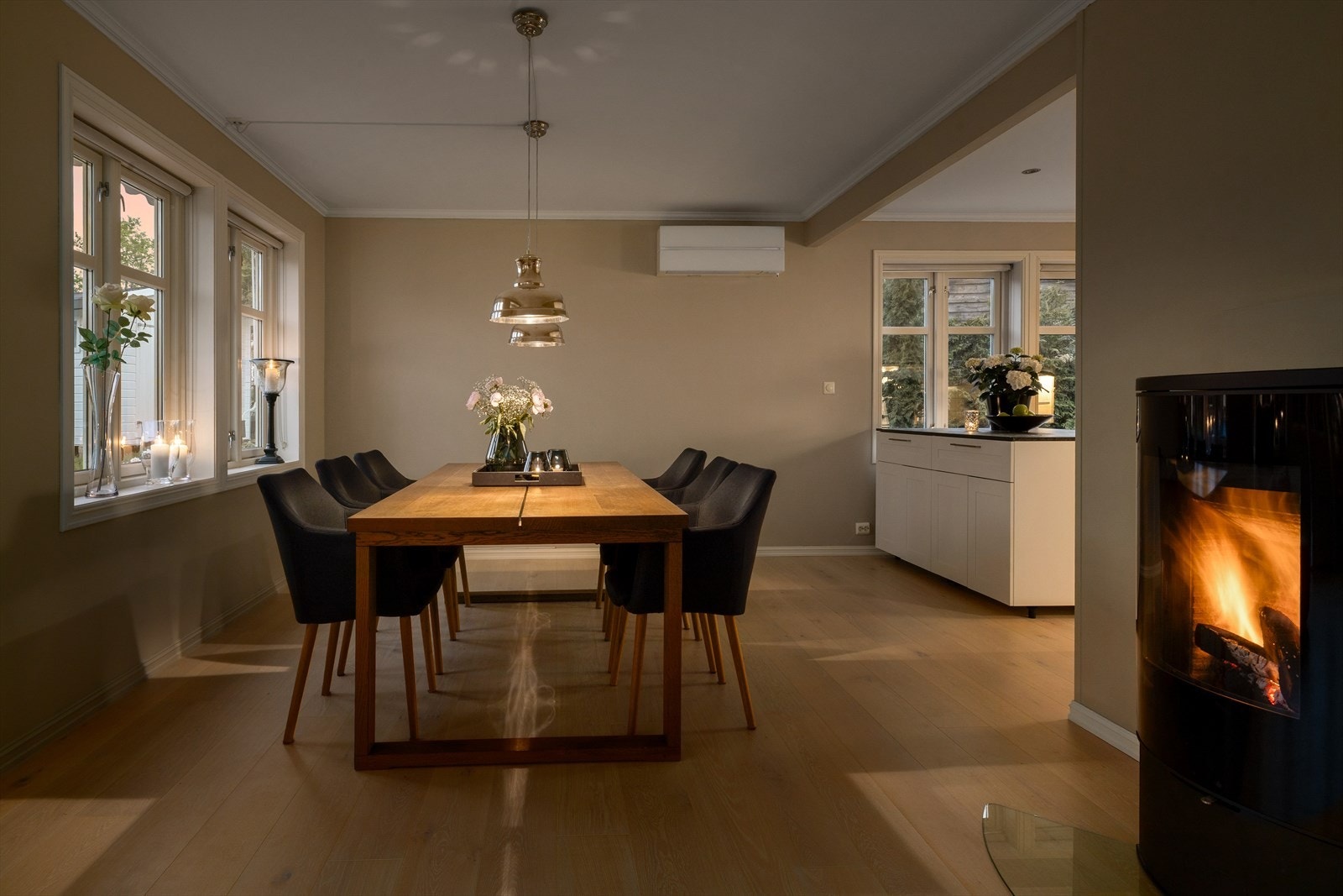 Spisestuen har plass til langbord for sosiale sammenkomster. Galleribilde