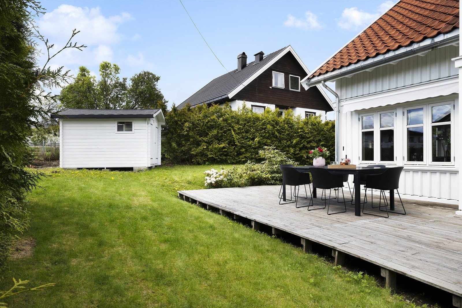 I hagen står en frittstående utebod på 7 m² for ekstra lagring. Galleribilde