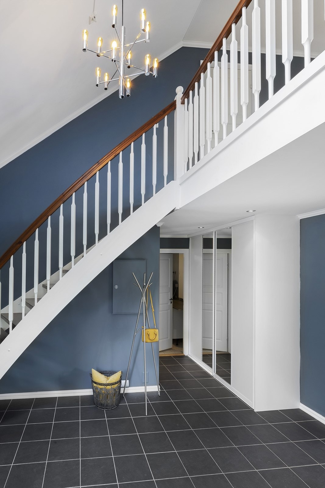 Tretrappen er lakkert og malt, og leder opp til andre etasje. Galleribilde