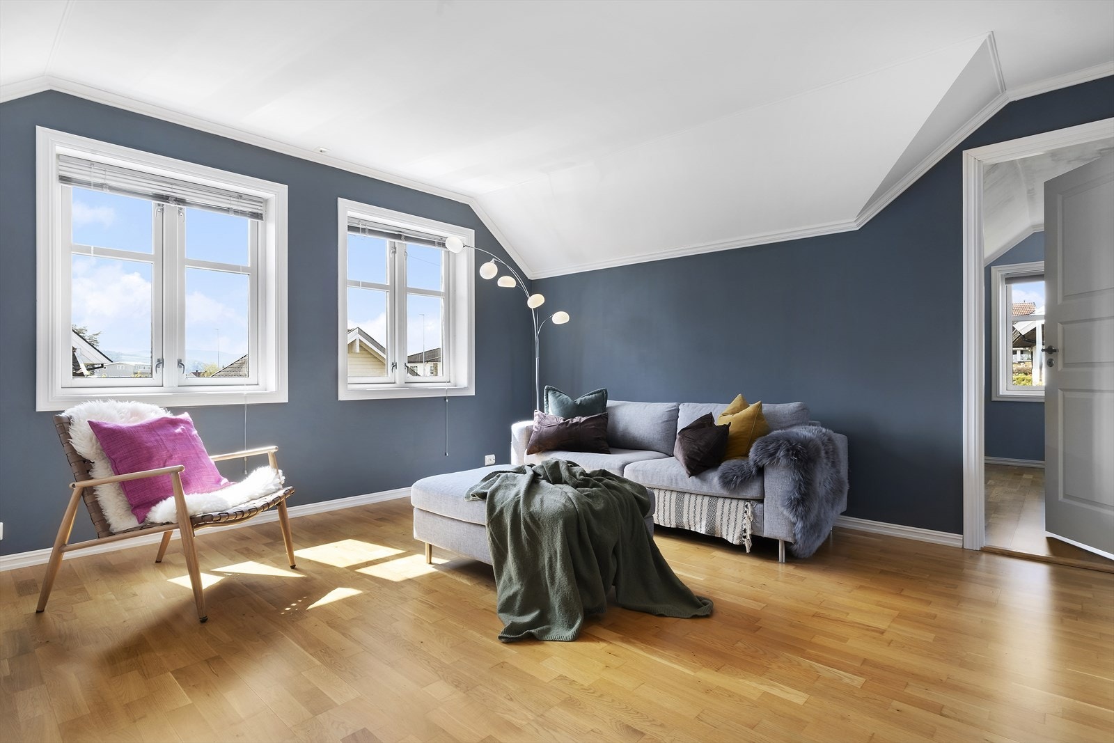 Loftstuen i 2. etasje er et fleksibelt rom som kan brukes som TV-stue eller evt. endres til soverom. Galleribilde