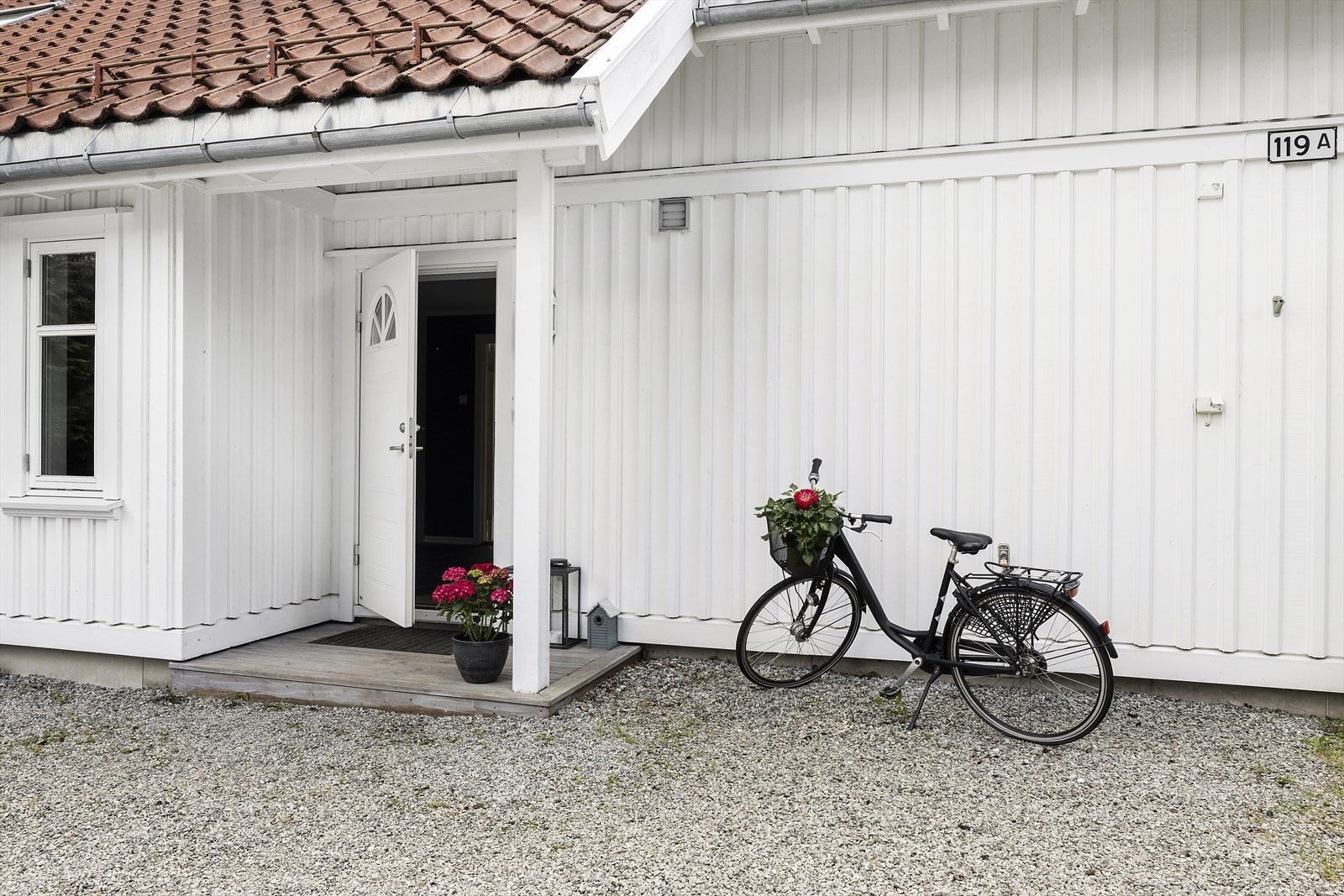 Inngangspartiet har en takoverbygget platting på ca. 2 m². Galleribilde