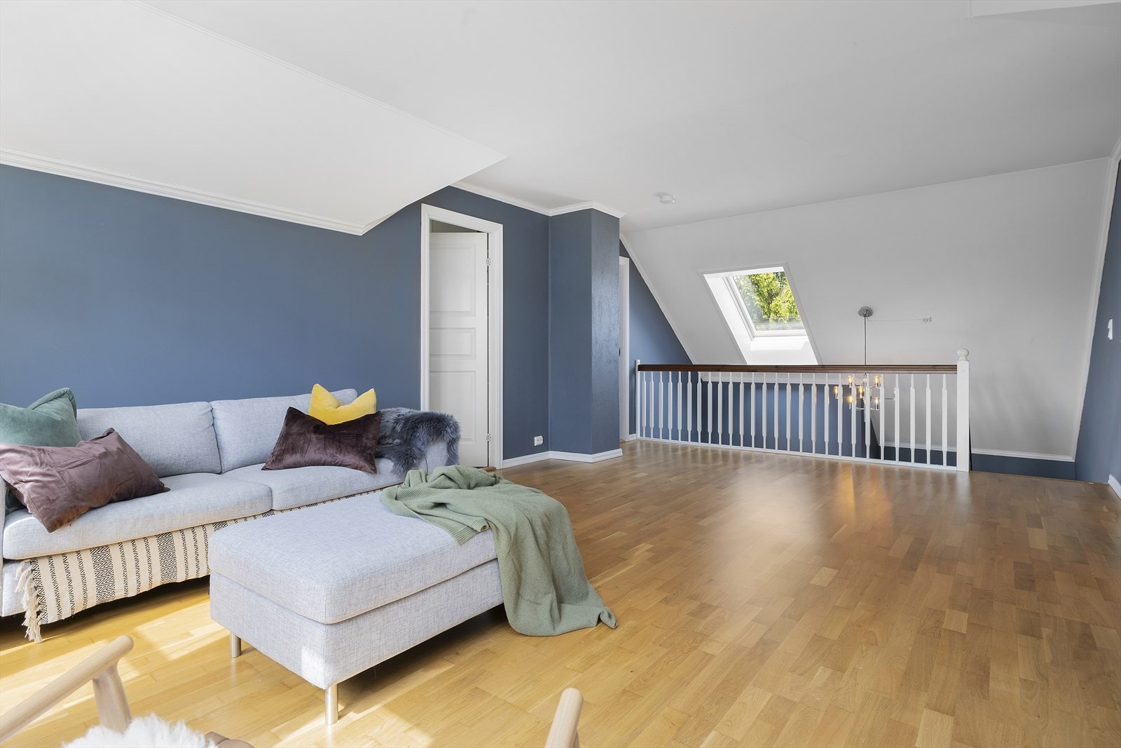 Fra loftstuen er det adkomst til etasjens soverom og bad. Galleribilde
