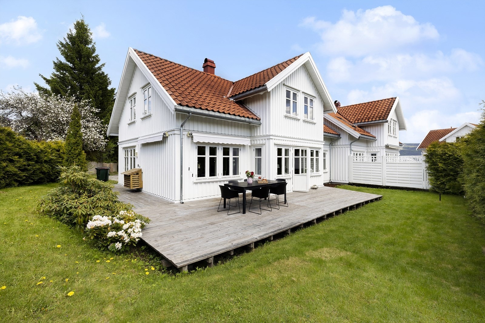Vertikaldelt tomannsbolig fra 2006 med vannbåren gulvvarme i hele første etasje og en stor terrasseplatting på ca. 49 m². Galleribilde