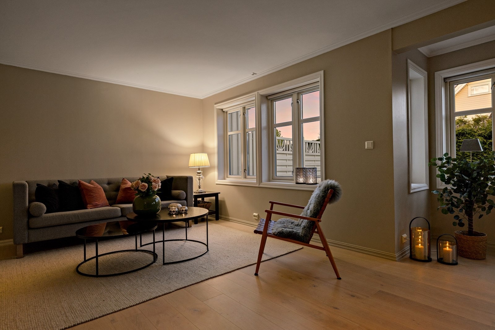 Stuen har god plass til en komfortabel sofagruppe. Galleribilde