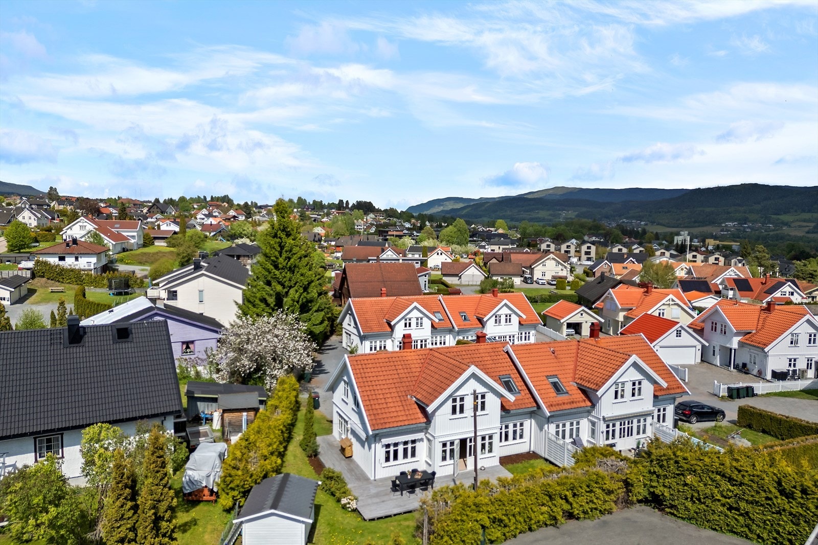 Boligen ligger i et etablert og familievennlig boligområde på Røren. Galleribilde