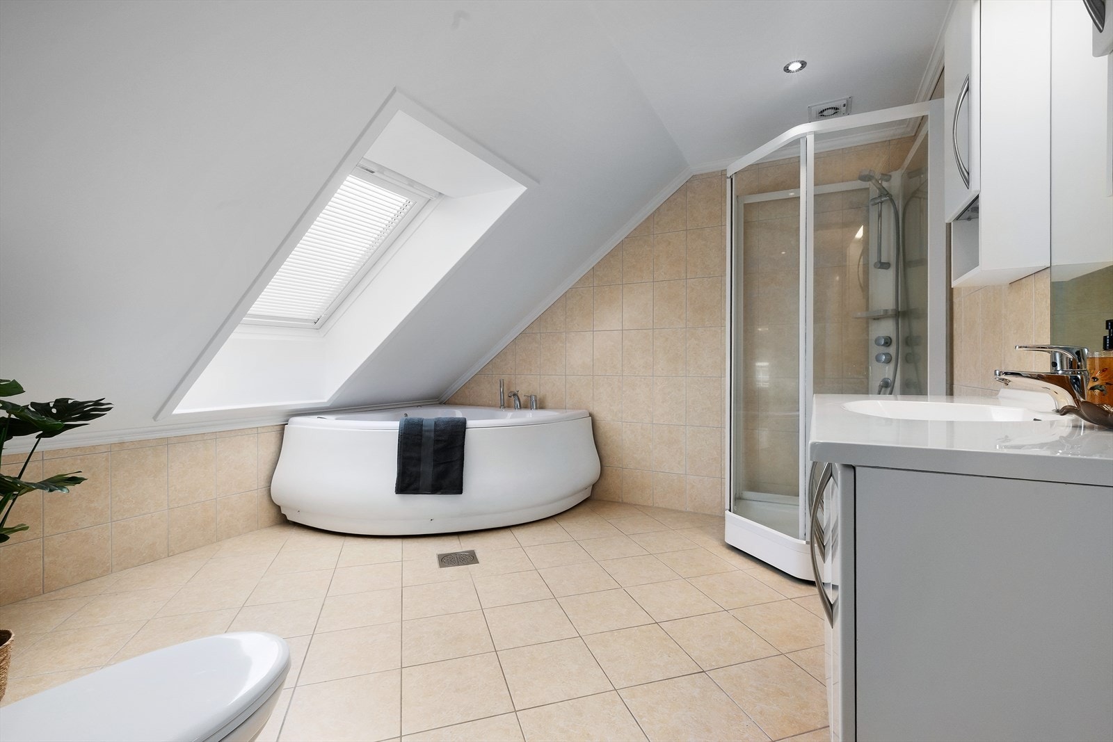Hovedbadet i 2. etasje er utstyrt med både badekar og dusjkabinett. Galleribilde
