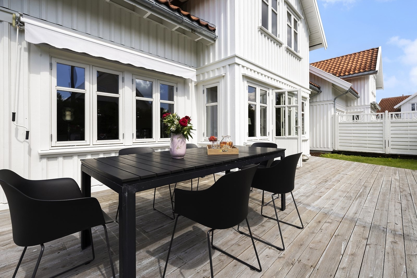 Terrassen er bygget i trekonstruksjon og lagt på mark. Galleribilde