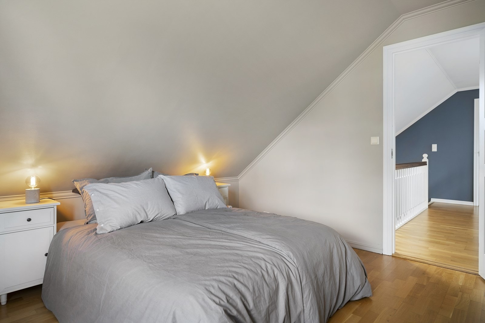 Rommet har en praktisk størrelse og er tilknyttet loftstuen. Galleribilde