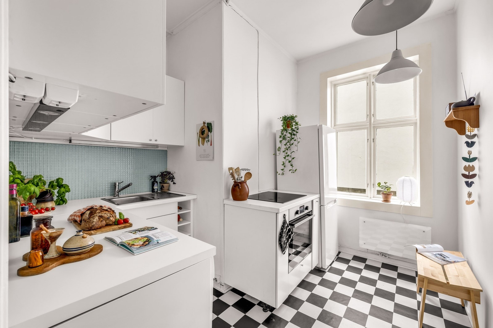 Hyggelig IKEA-kjøkken med god skap- og benkeplass. Galleribilde