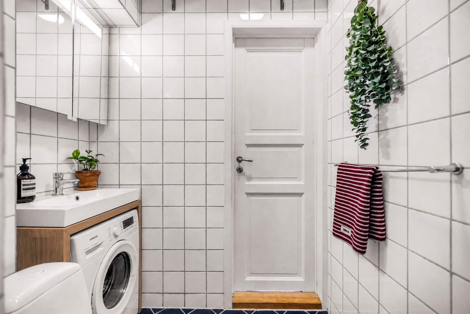 Eksempel på mulighet for å etablere vaskemaskin på bad. LG har bl.a. smale frontmatete vaskemaskiner som egner seg fint for montering under vask. Bildet er AI generert og kun ment som illustrasjon. Galleribilde