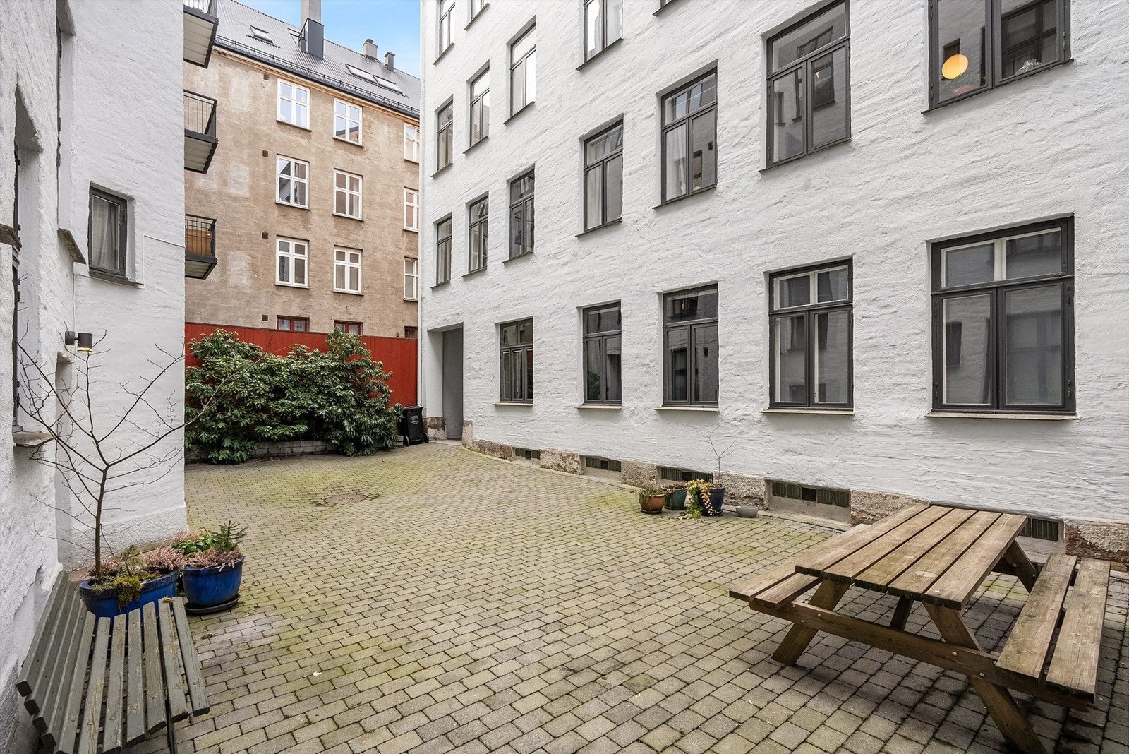 En hyggelig og skjermet bakgård med sitteplasser. Galleribilde