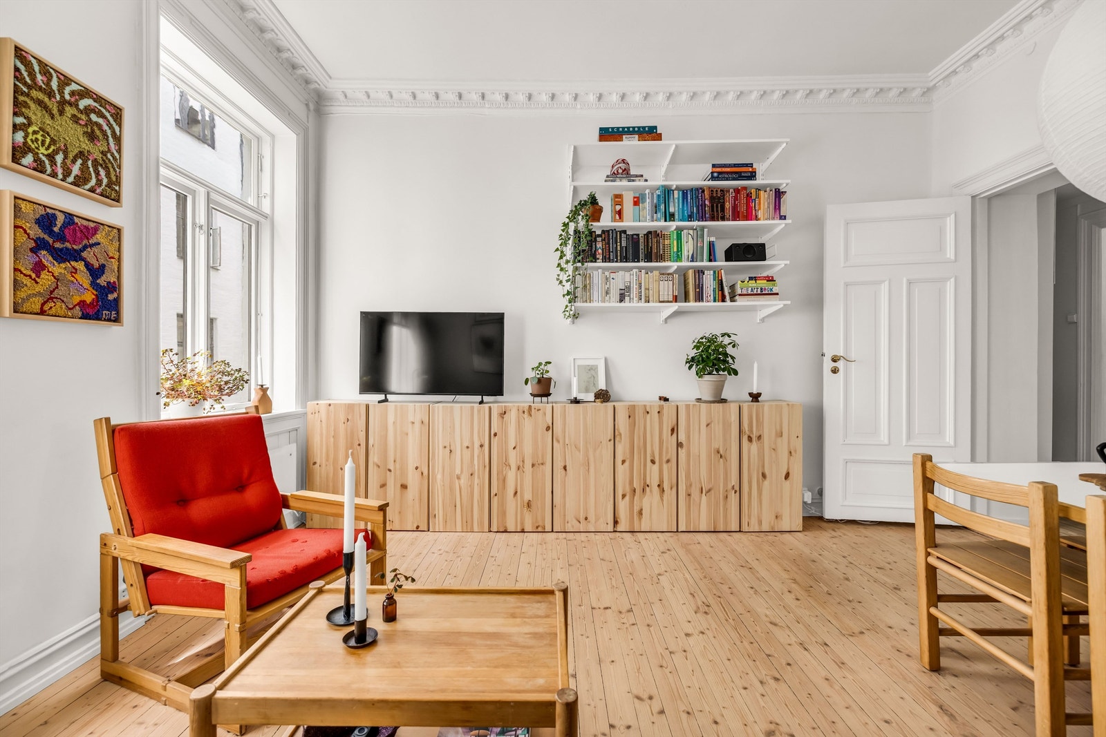 Leiligheten ligger tilbaketrukket til og vender mot indre gårdsrom - perfekt for deg som ønsker en urban livsstil kombinert med fred og ro. Foto: Isnitt AS/Bjørnar Solberg. Galleribilde