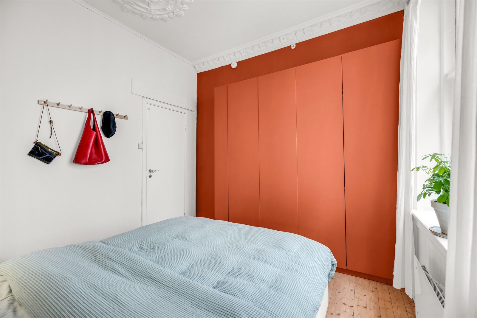 Soverommet har også en garderoberekke som gir gode oppbevaringsmuligheter. Galleribilde