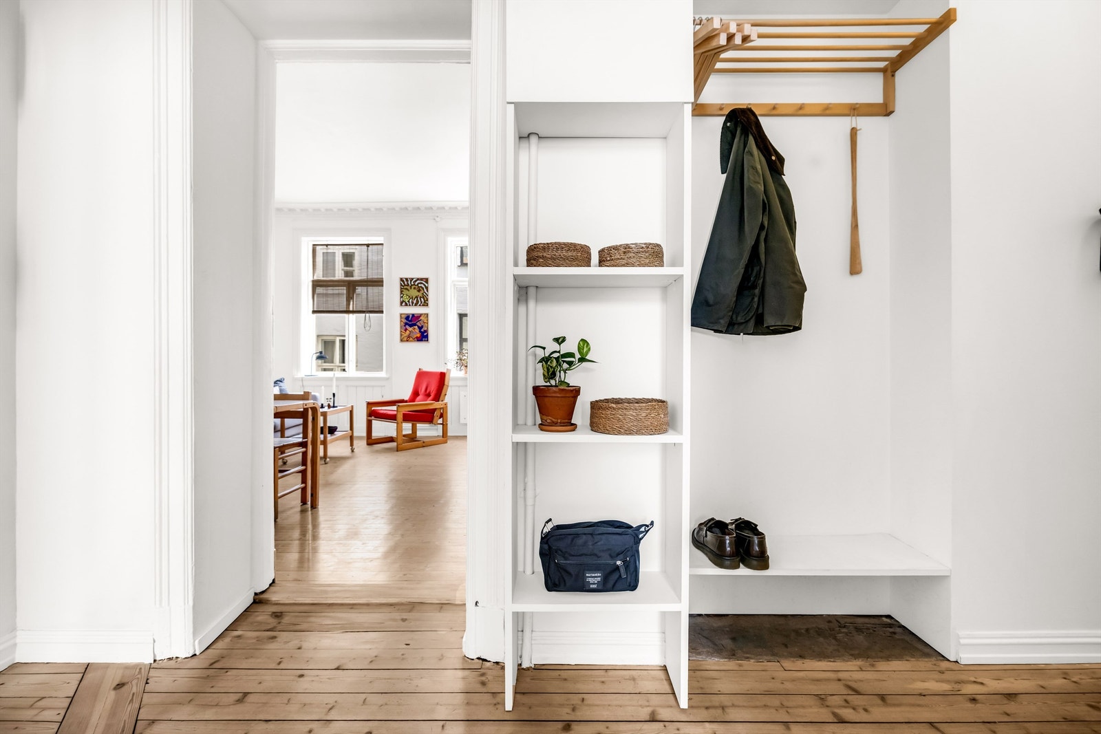 Her er det god plass til å henge av seg yttertøy og sko i plassbygd garderobeløsning. Galleribilde