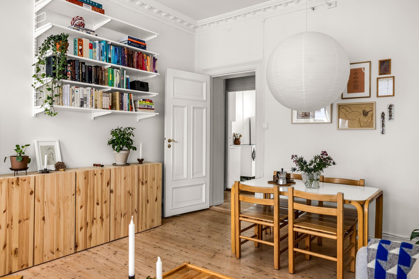 På gulvet er det originale tregulv og i taket er det stukkatur. Galleribilde