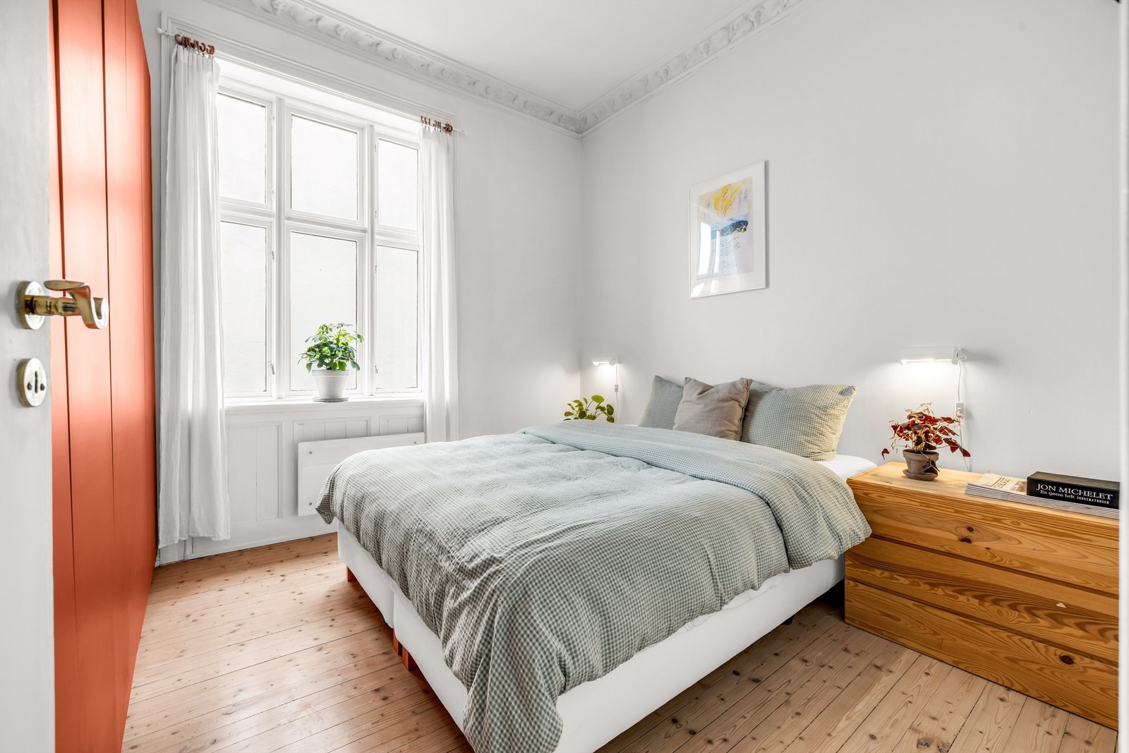 Romslig soverom med klassiske detaljer som stor vindusflate uten innsyn med dype karmer, stukkatur og rosett. Galleribilde