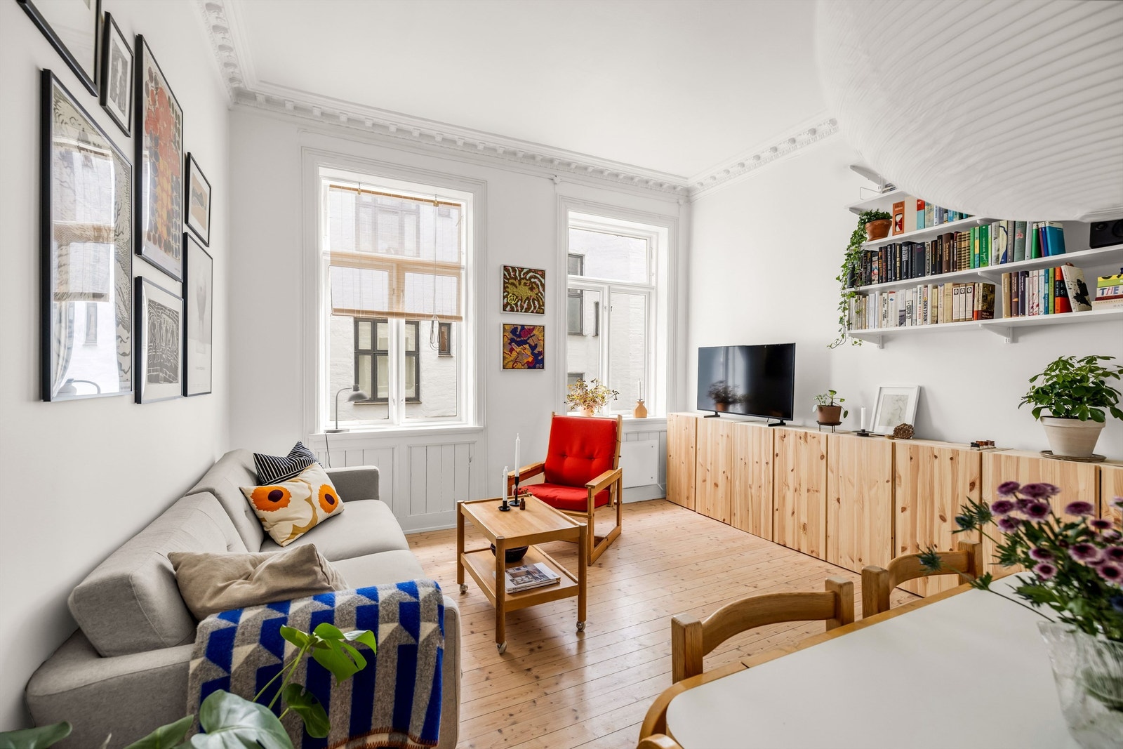 Koselig og stor stue med en lys og luftig romfølelse. Galleribilde