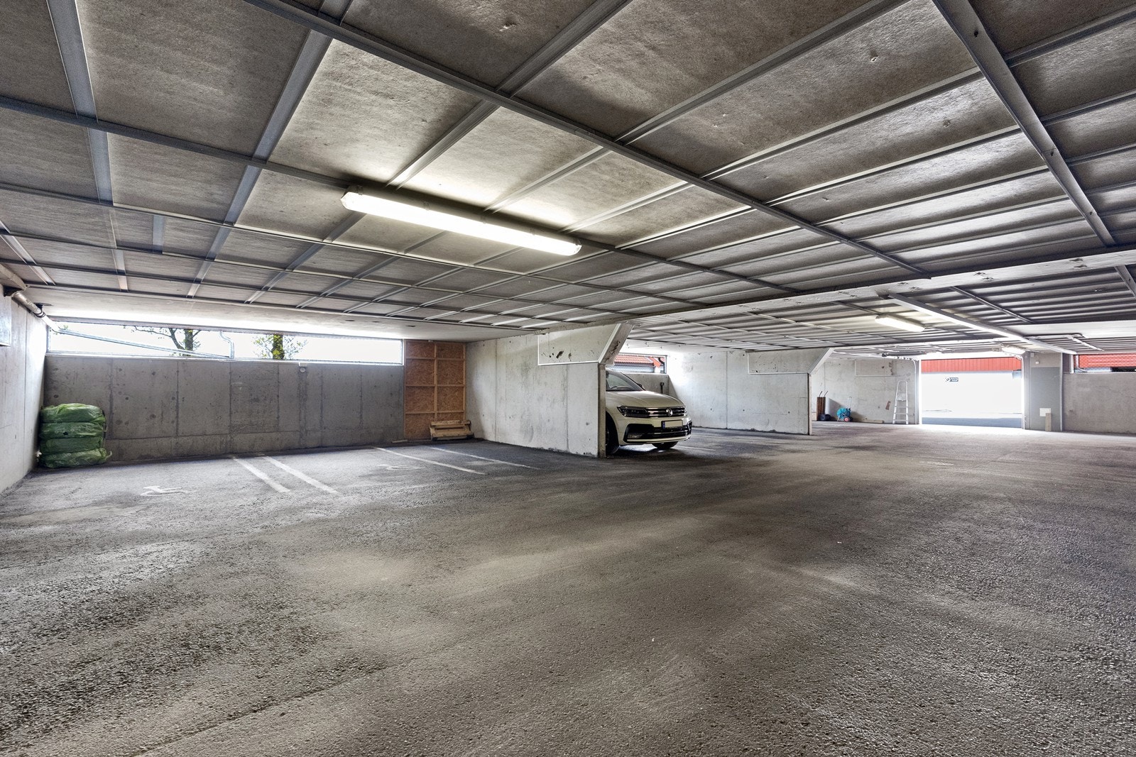 Utleieplass følger seksjonen ved salg. Garasjen selges/leies sammen med boligen. Galleribilde