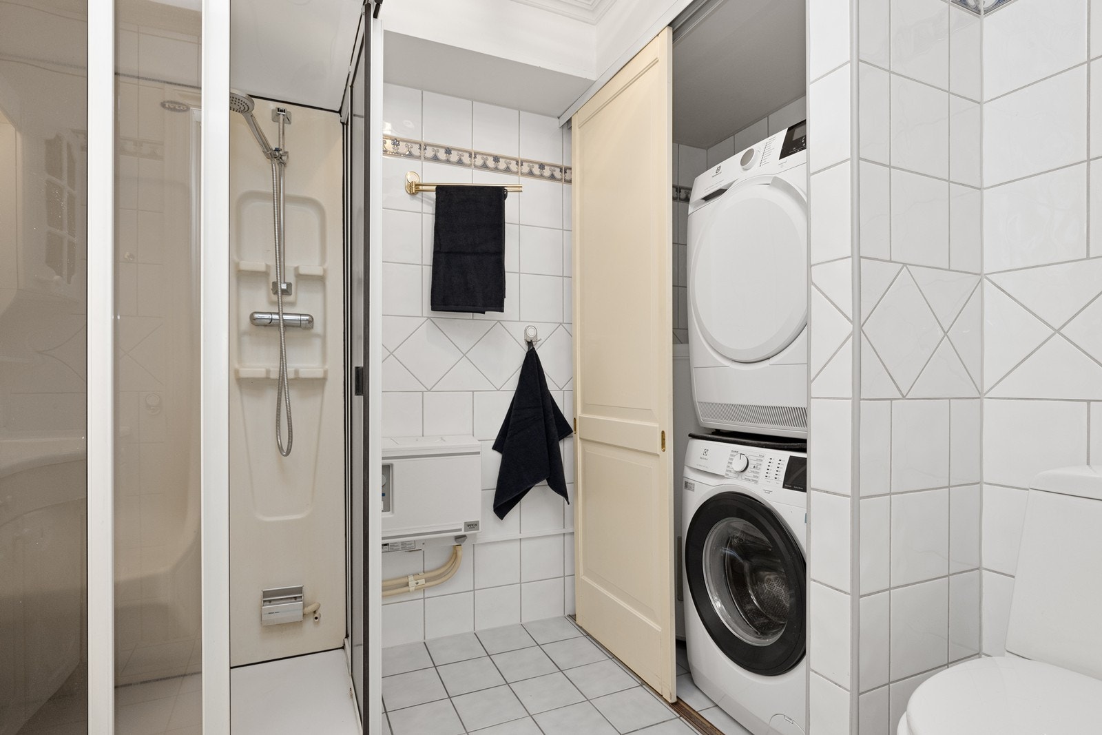 Badet har en praktisk nisje for vaskemaskin og tørketrommel. Galleribilde