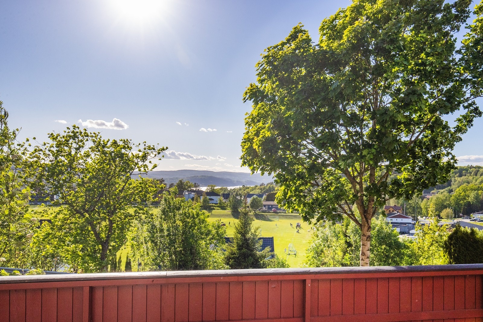 Lys og romslig endeleilighet med stor, vestvendt terrasse og fjordutsikt. Galleribilde