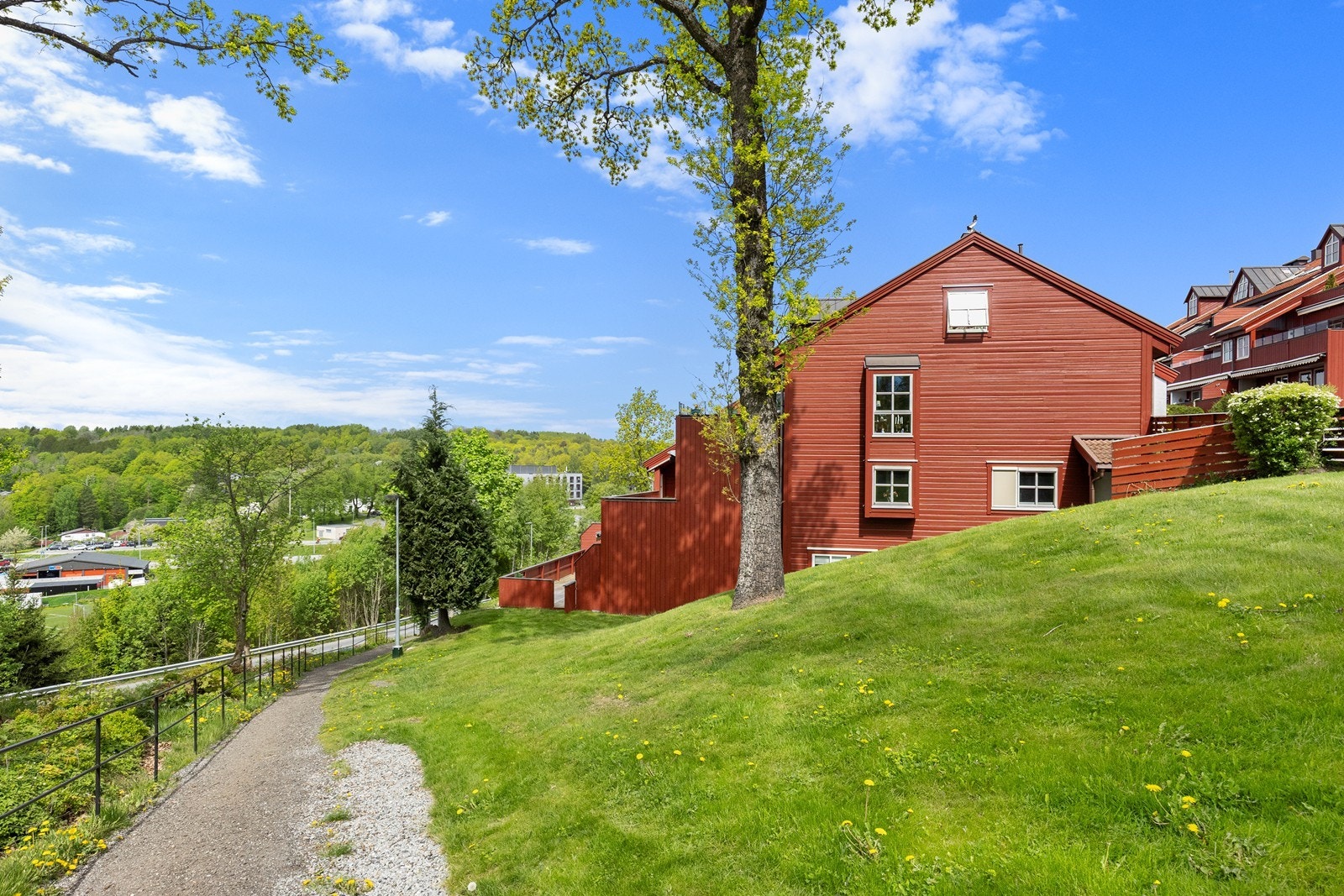 Eiendommen ligger i et etablert og rolig område med nærhet til grøntområder og turstier i Seierstenmarka. Galleribilde
