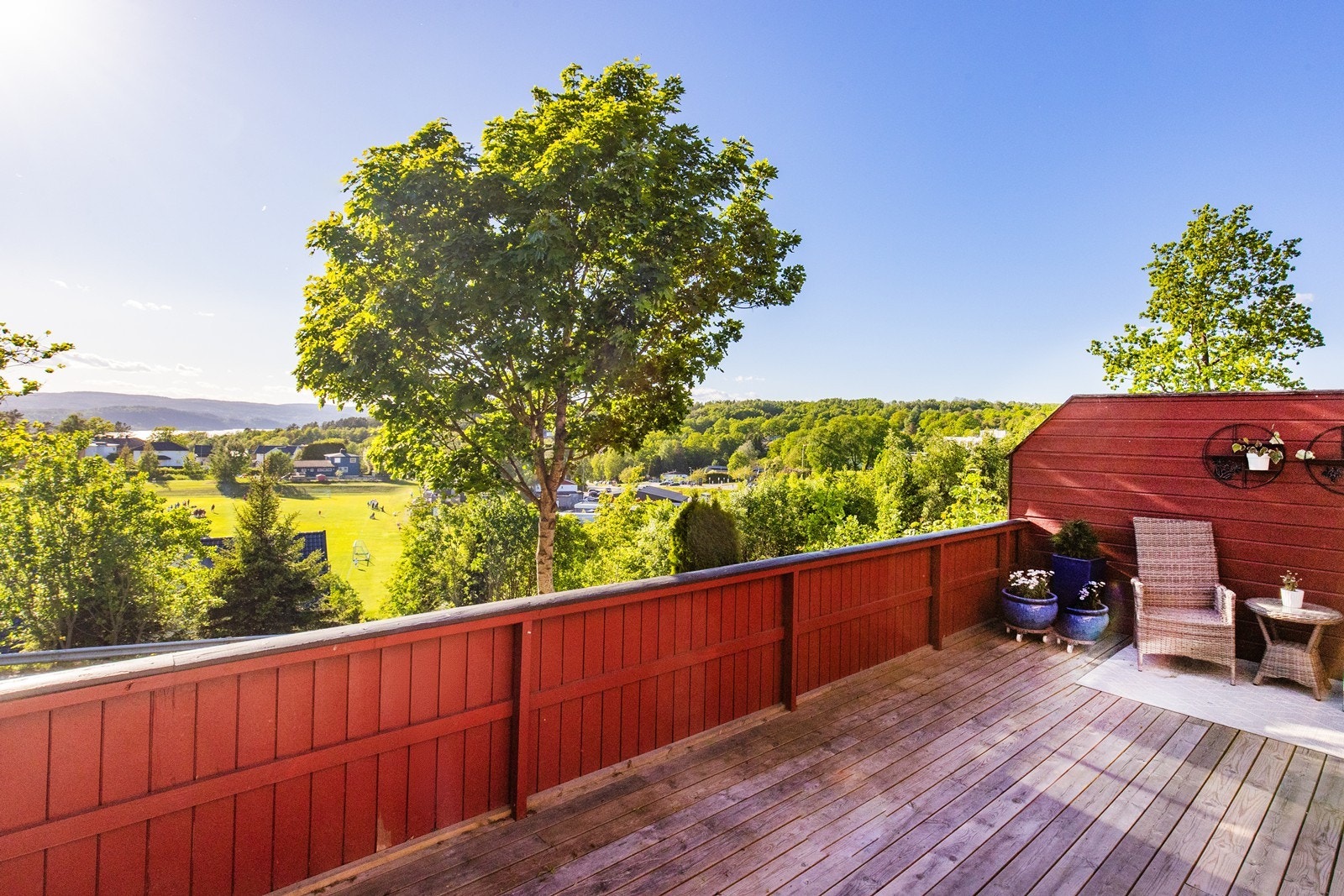 Stor vestvendt terrasse på ca. 42 m² med plass til flere sittegrupper. Utsikt mot fjorden, Ullerud og Hurumlandet. Galleribilde