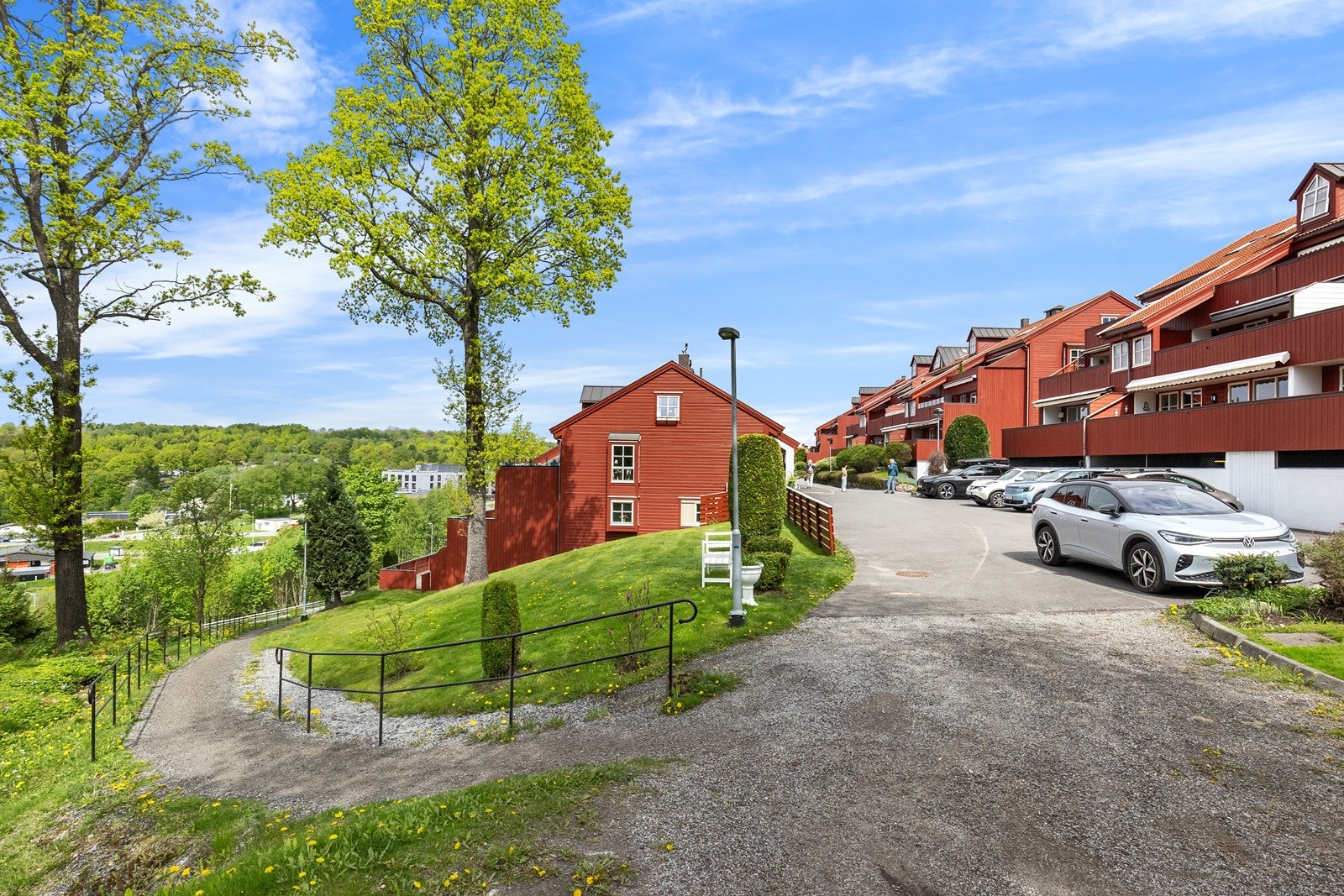 Beliggenhet i en blindvei uten gjennomgangstrafikk, med kort gangavstand til bussholdeplass og matbutikker. Galleribilde