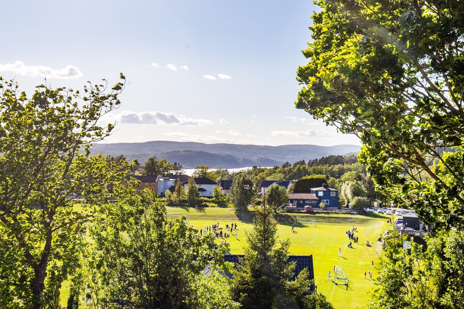 Her kan du følge livet på Ullerudbanen med fjorden i bakgrunnen. Galleribilde